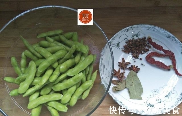 大排档|教你这样煮毛豆，个个翠绿还入味，比大排档的煮毛豆好吃百倍！