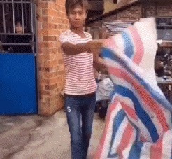 |搞笑GIF趣图：媳妇这是揭你的老底呀，一点都不给你面子