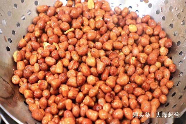 炸好花生米、直接撒盐是错的！饭店常用这1招，花生香脆久放不潮