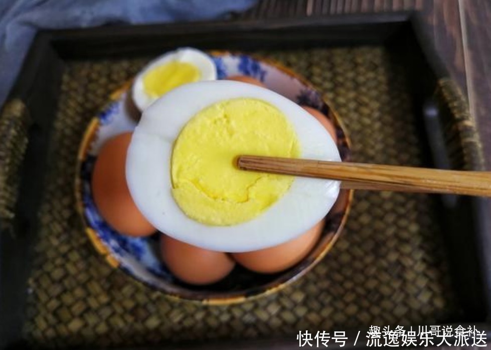煮鸡蛋，用清水煮就错了，多加一步，蛋壳一剥就掉，蛋黄嫩营养好