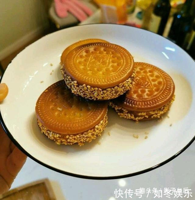 教你怎么做「夹心南瓜饼」超级好吃的,过年可以做来当点心送礼