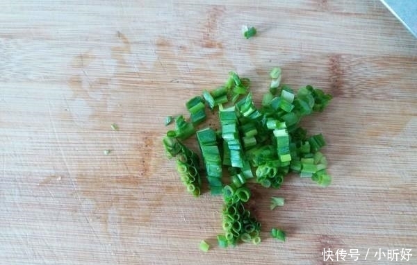 必不可少|中国姑娘在国外卖小吃,30元一份,1天卖500份,老外吃不腻