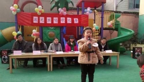 幼儿园放学，孩子重复哼唱“一首歌”，妈妈听清歌词后找老师算账