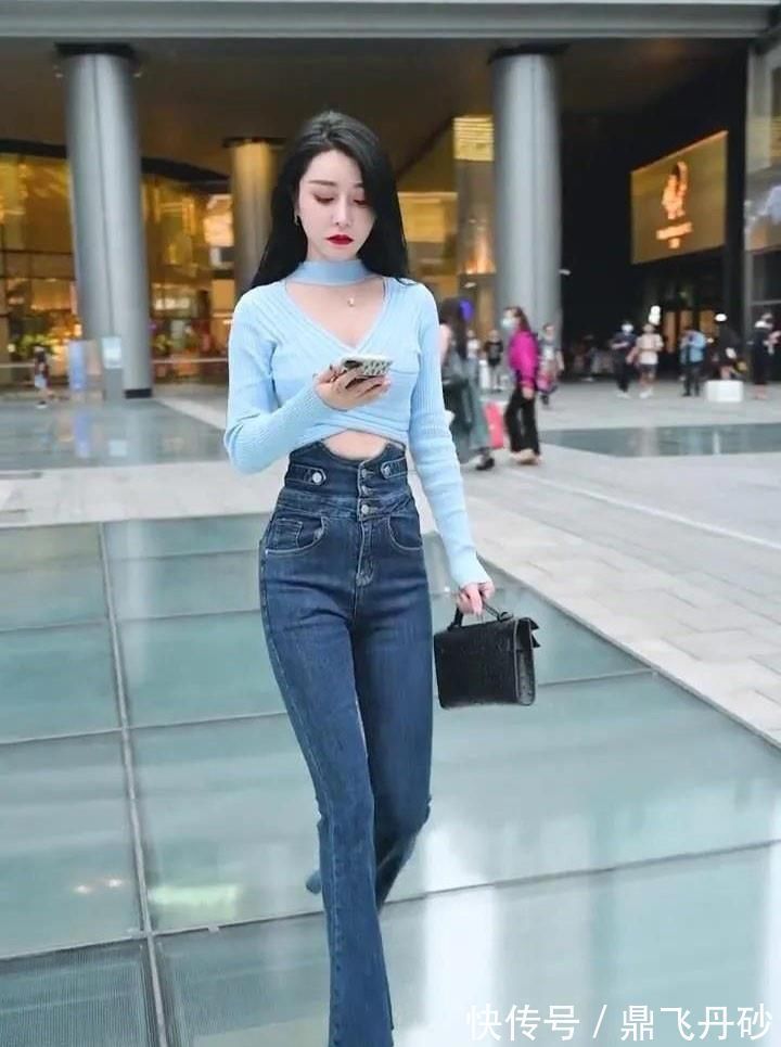 时尚 蓝色针织衫搭配喇叭牛仔裤,清爽靓丽有格调,时尚大气又高级