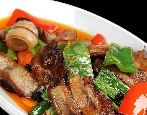  几道佳肴都是精心烹制的，它们充满了色彩、香味和味道