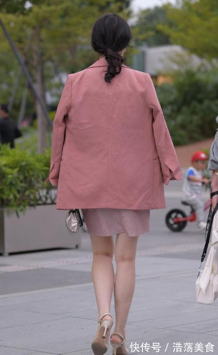 西装外套|职业女性穿连衣裙,搭配西装外套,美观大方又不失女性风韵
