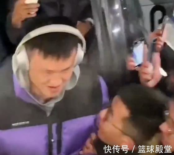 训练课|广东第一堂训练课结束,众球迷堵大巴!小胡挤怕了,周鹏无奈笑笑