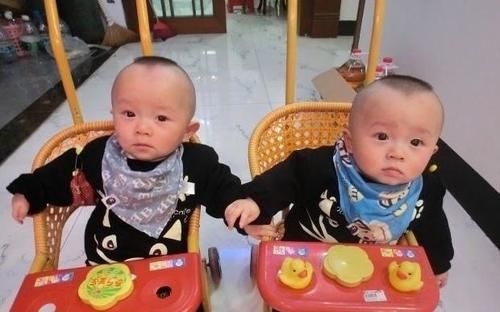 烤鸭|二胎妈妈照顾二宝,顾不上饿了的大宝,走到客厅一看,好笑又心酸