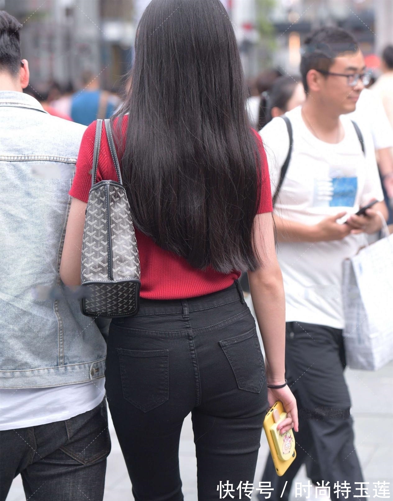 针织衣|当“高调红”遇上“低调黑”，时髦感十足
