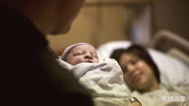 独自一人|孕妇深夜生二胎，女儿独自一人在产房外等候，护士询问后哽咽