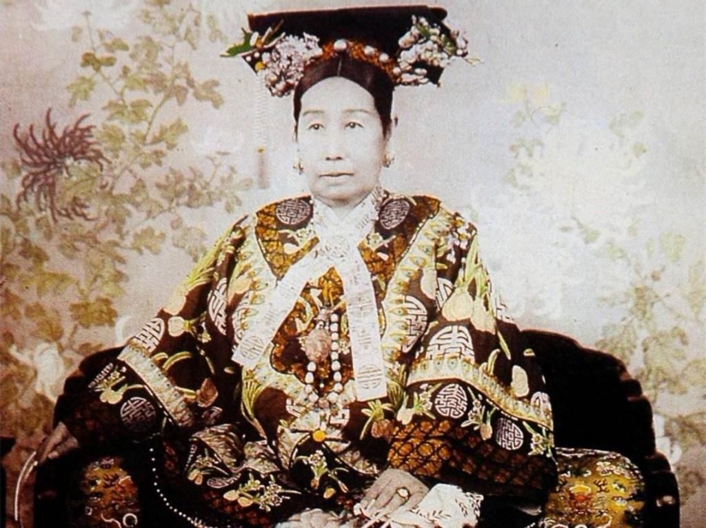 打人|清朝时期，慈禧太后吃饭前是要打人吗？真实的历史是怎样的呢？