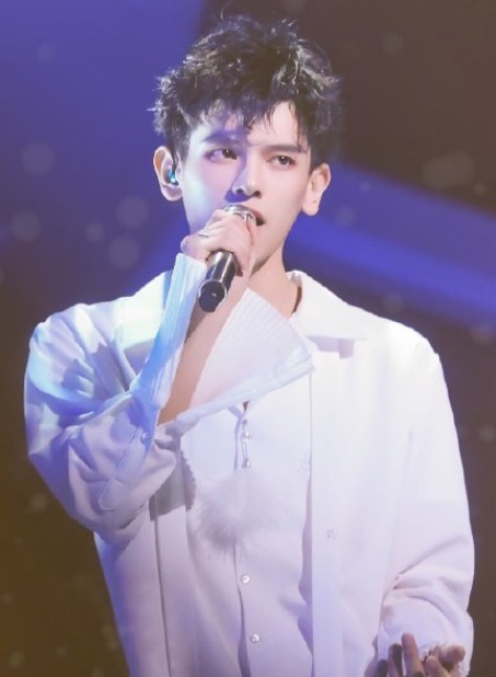 《青春有你》位置測評妝發(fā)好評，胡春楊紅發(fā)驚艷，姚弛似白馬王子