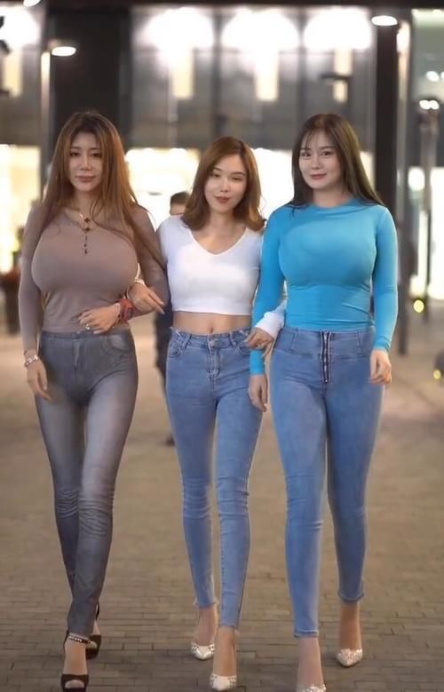 旋风|齐穿牛仔裤搭配高跟鞋，看着像一道时尚的旋风，优雅至极！