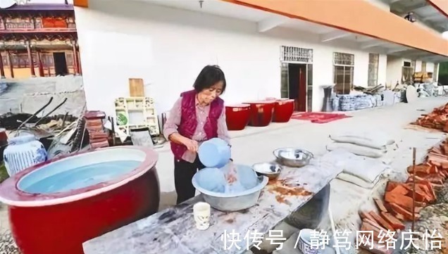 理想@中国老太5年花光6000万,建造了一座瓷宫,自己住在茅屋里