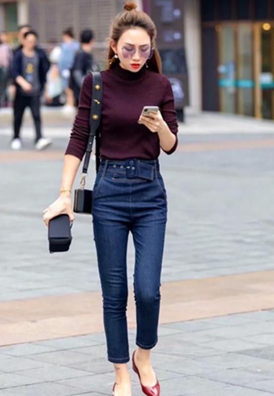 街拍小姐姐优雅时髦的大衣搭配打底裤靴子,看上去高雅显女人味