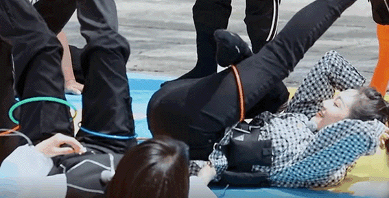 宋雨琦|《奔跑吧》苗苗做游戏险走光,宋雨琦帮忙遮挡,主动拉baby起身细节暖心