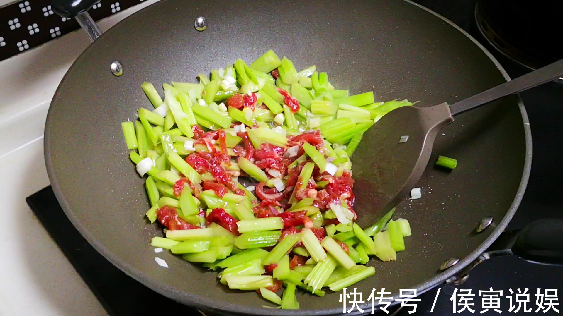 肉丝|炒芹菜,记住“3要点”,炒出的芹菜脆嫩爽口味道正,好吃不塞牙