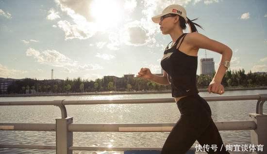 双腿|女性每晚睡前坚持“靠墙抬腿”，会有什么好事发生？有4大好处
