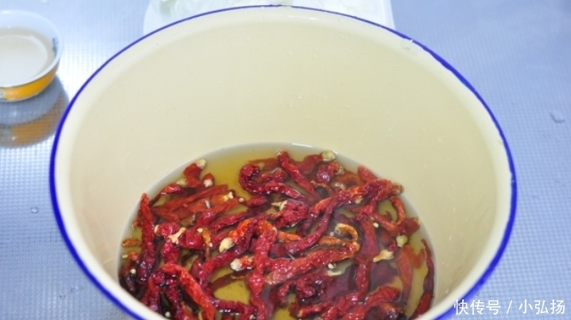 秋冬季节吃白菜,一斤不到三块钱,简单一炒就能上桌