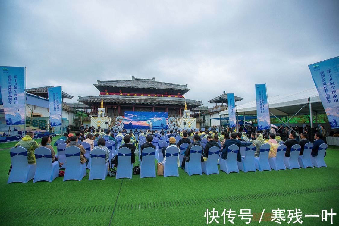 游客|浙江象山人真阔气！肥美的海鲜用簸箕装，游客可以免费吃