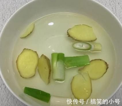 做清蒸鲈鱼,最忌加盐和料酒!掌握3要点,鱼鲜嫩无腥味,超好吃