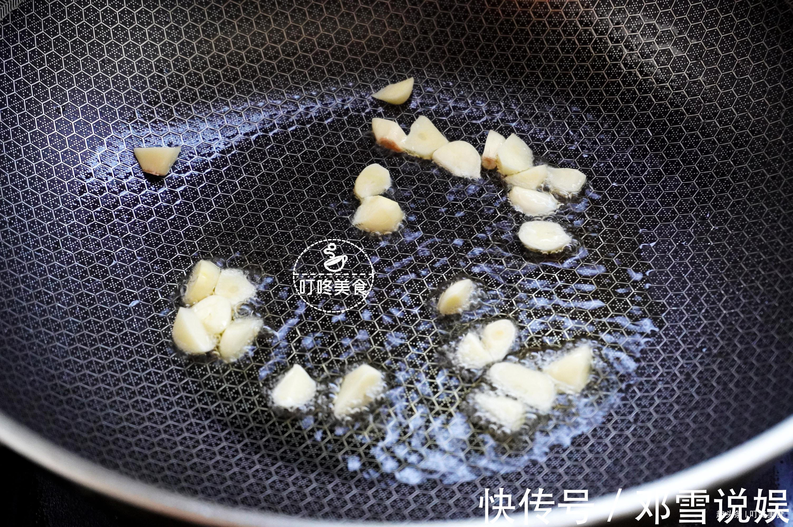 苋菜和皮蛋真是绝配，简单一炒太香了，每回上桌，几下就光盘