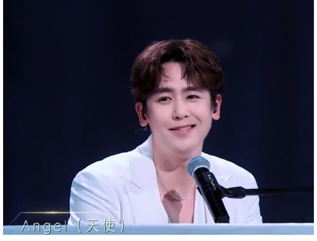 《追光吧》哥哥们能不能追光不知道，咖位参差不齐，油腻感又来了