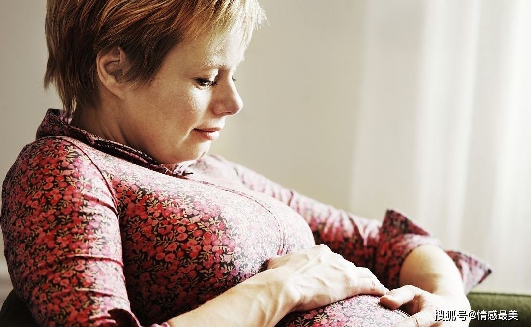 睡姿|孕晚期睡觉频繁翻身，会让胎儿脐带绕颈吗？这三个动作才要避免