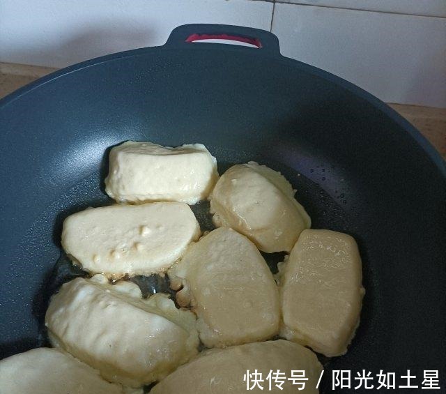 煎馒头片，剩馒头这样做，快手又好吃！