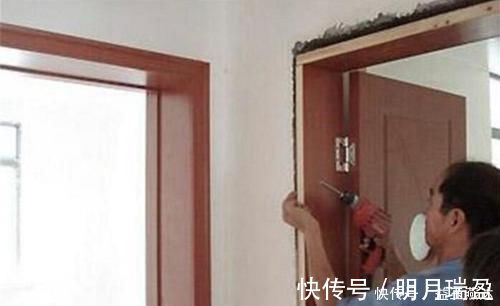 一旦工人给你这样装木门，一分钱都不要付，赶紧叫他拆了重装！