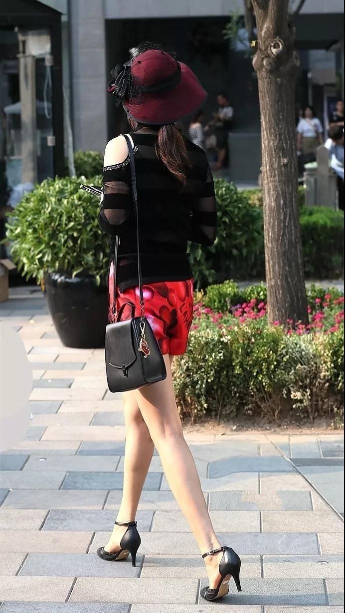 街拍到处都是背影好看的小姐姐，从后面看上去，你最喜欢哪一个