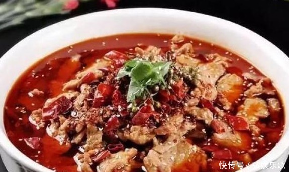 这菜比火锅还过瘾,香辣滑嫩配菜丰富,游客既饱口福还暖身体