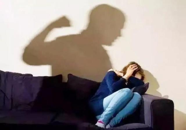 父权制|因弟弟摔倒,6岁女孩被奶奶一脚踹翻,昏迷前还哭着“要抱抱”