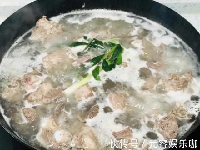厨子|炖排骨时,上边的浮沫要不要撇干净?听完老厨子的讲解,涨知识了