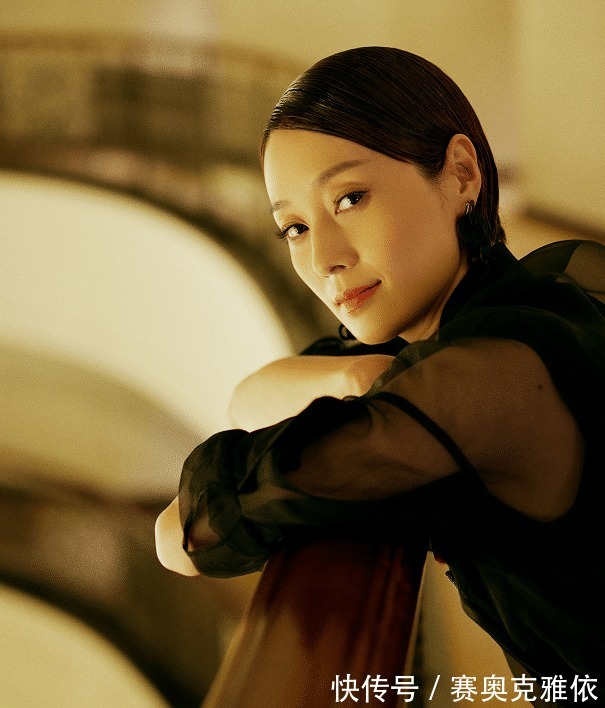 马伊琍|马伊琍真是中年女性穿搭典范,一袭黑色连衣裙成熟优雅,端庄稳重