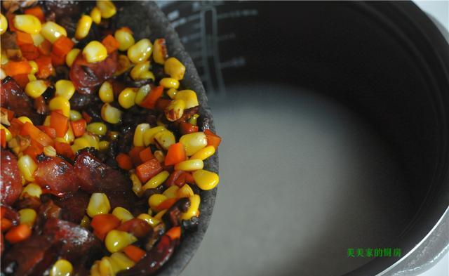 腊肠焖饭|天冷爱做懒人饭,有肉有菜味道好,热热乎乎一大锅,营养真齐活
