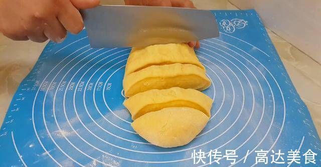 面包很好吃，有4个鸡蛋，又软又甜，不用烤箱你就能成功