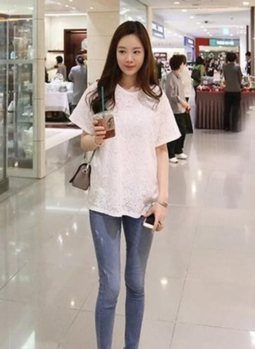 前卫|紧身牛仔裤洋气迷人美女，穿出优雅身姿，尽显女人风情！