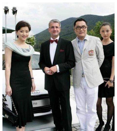 杨澜|央视主持四年辞职,赴美国转凤凰卫视,今70亿身家挎13万包高姿态亮相