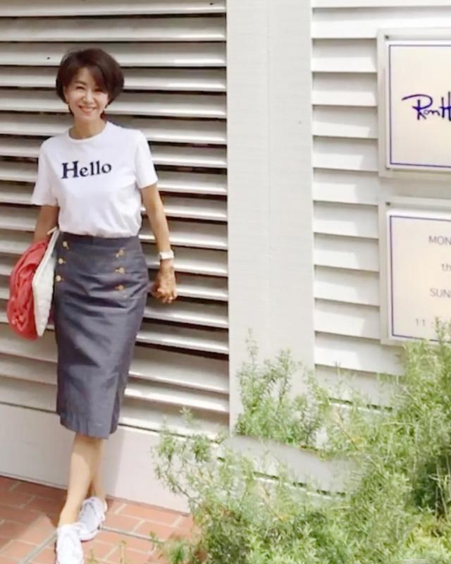 大方|这位日本主妇50岁,适龄穿搭简约又大方,堪称行走的时尚教科书