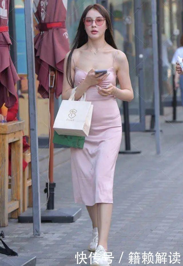 美女穿着简单的粉色吊带走大街,不知道赚了多少回头率