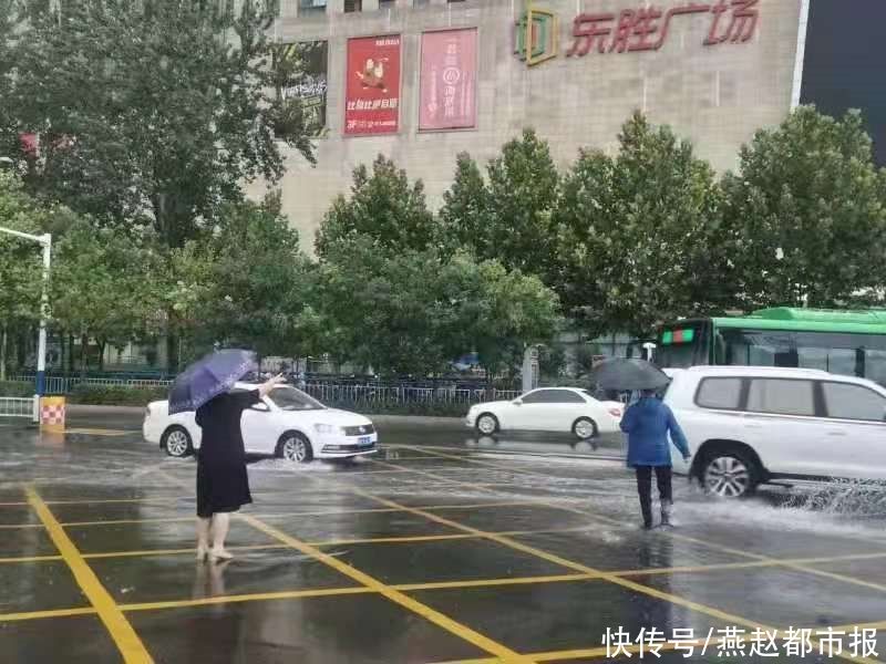 公交|排涝、疏堵，为乘客撑伞……暴雨中石家庄最美公交人