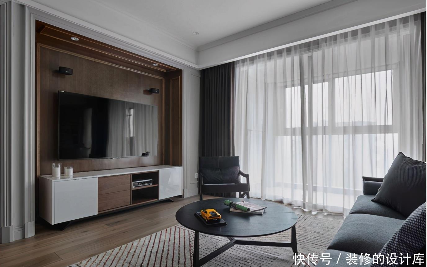 现代|104平现代风两居室，美式元素护墙板，构建高雅生活空间