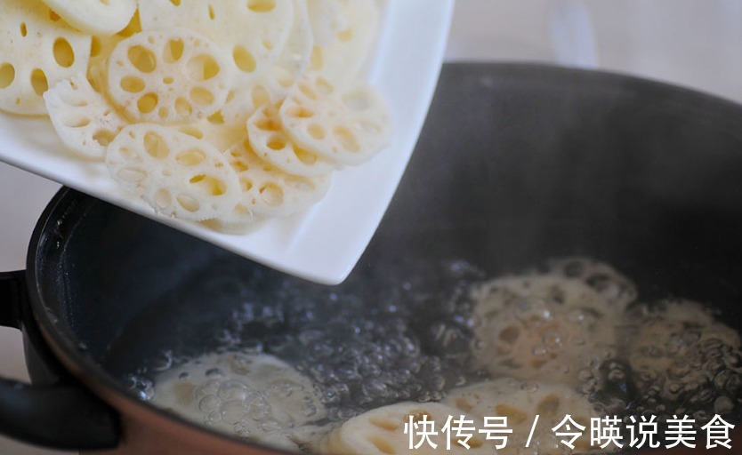 莲藕焯水容易变色教您一招,焯水时多做“1步”,莲藕白白净净