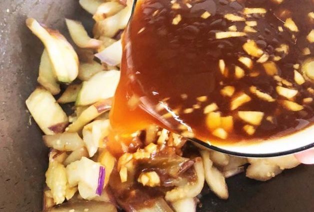 烧茄子“家庭少油”版，香味不靠油炸，全靠滋，为家人2分钟学会