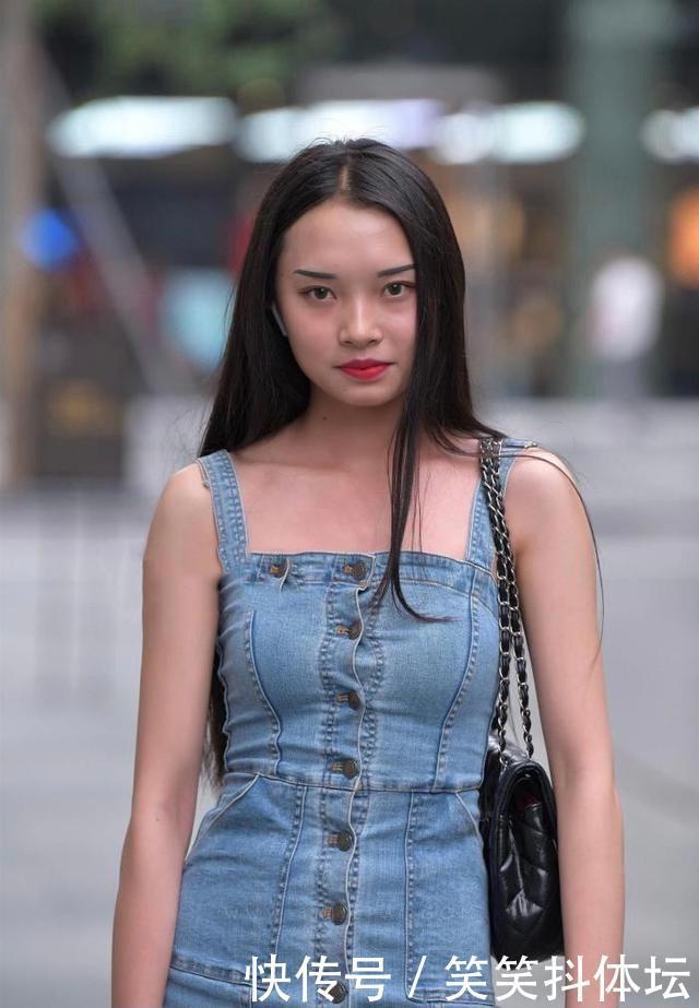 青春靓丽的吊带牛仔裤,款式新颖穿搭舒适,显瘦又显高