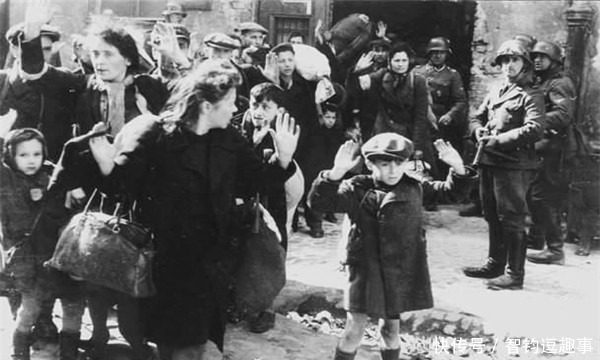 德军驱赶|不该被遗忘的历史;被逼迫的犹太妇女不着片缕