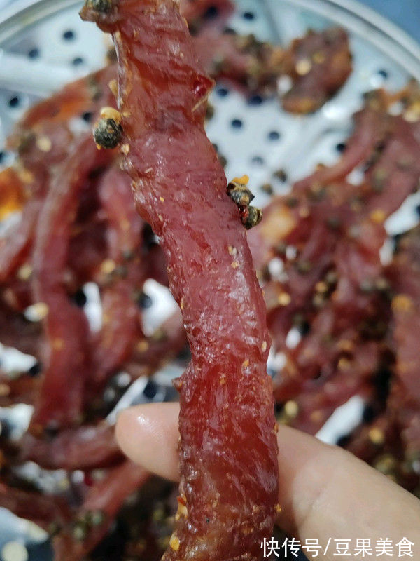 用这道麻辣肉干冬季小零食征服家人的味蕾吧