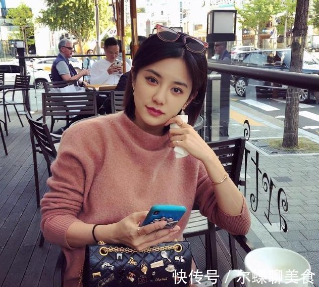 越跳越美丽|美女主持穿衣失误,少穿一件衣服,同台张国立硬是60分钟没转头!