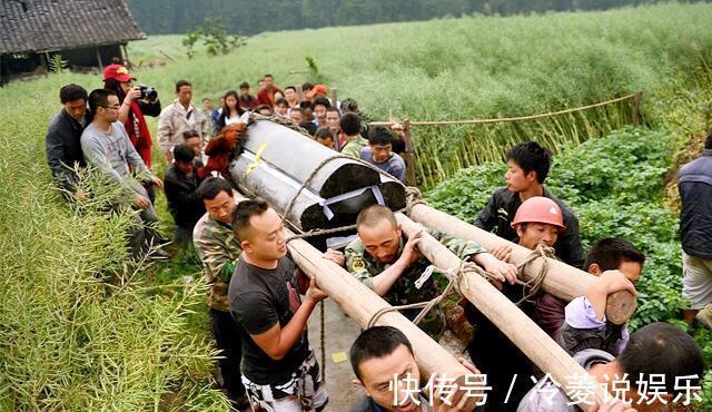 |搞笑我是认真的，美女在泳池上耍起五连鞭，看得我尴尬症都犯了